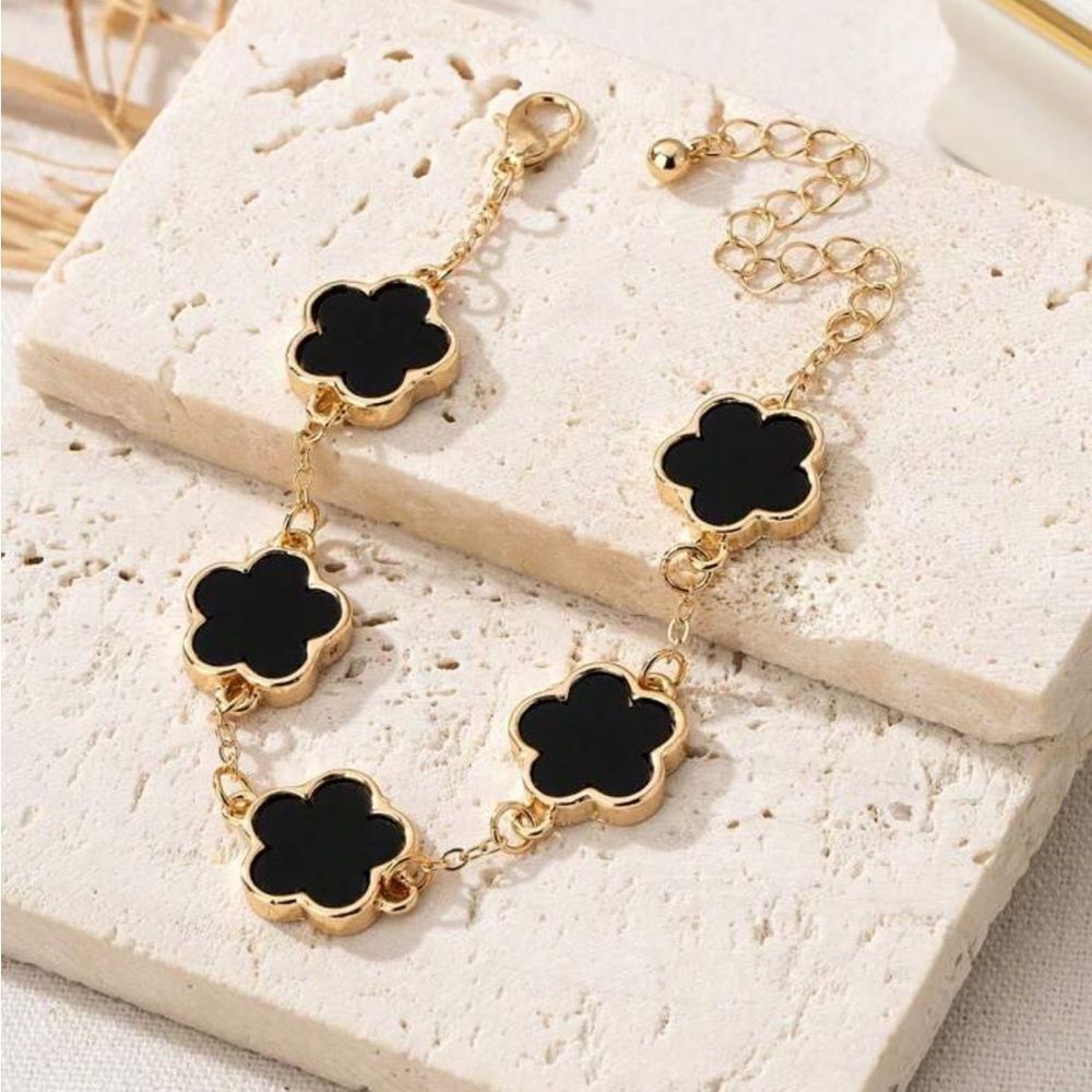 Elegant Black Flower Bracelet A1473